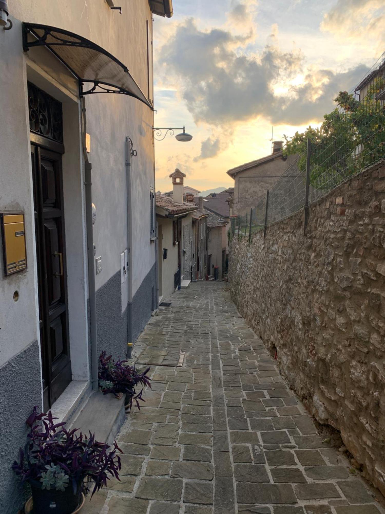 Casa Flea - Holiday Apartment With 2 Bedrooms Gualdo Tadino Esterno foto